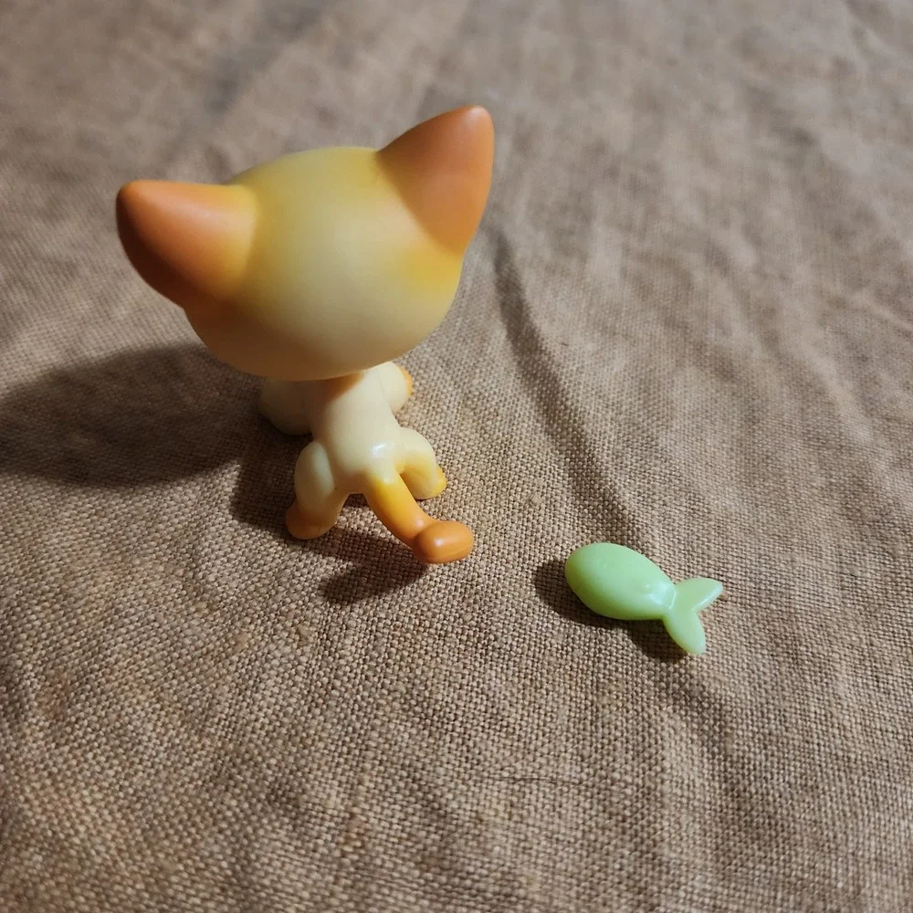 Hasbro Littlest Pet Shop LPS 339 Cream Orange Short Hair Cat Blue Eyes Fish